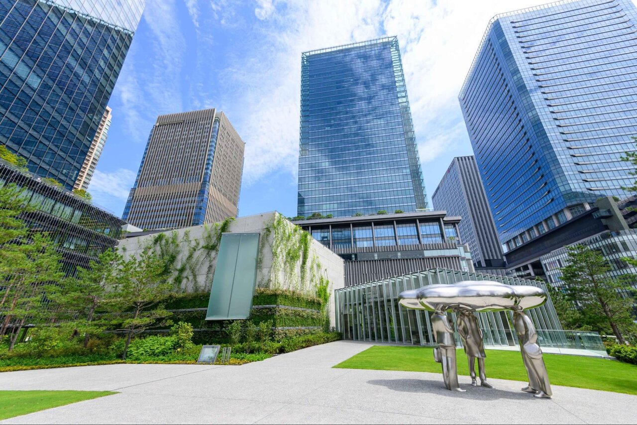 グラングリーン大阪の近代的な建築物と緑