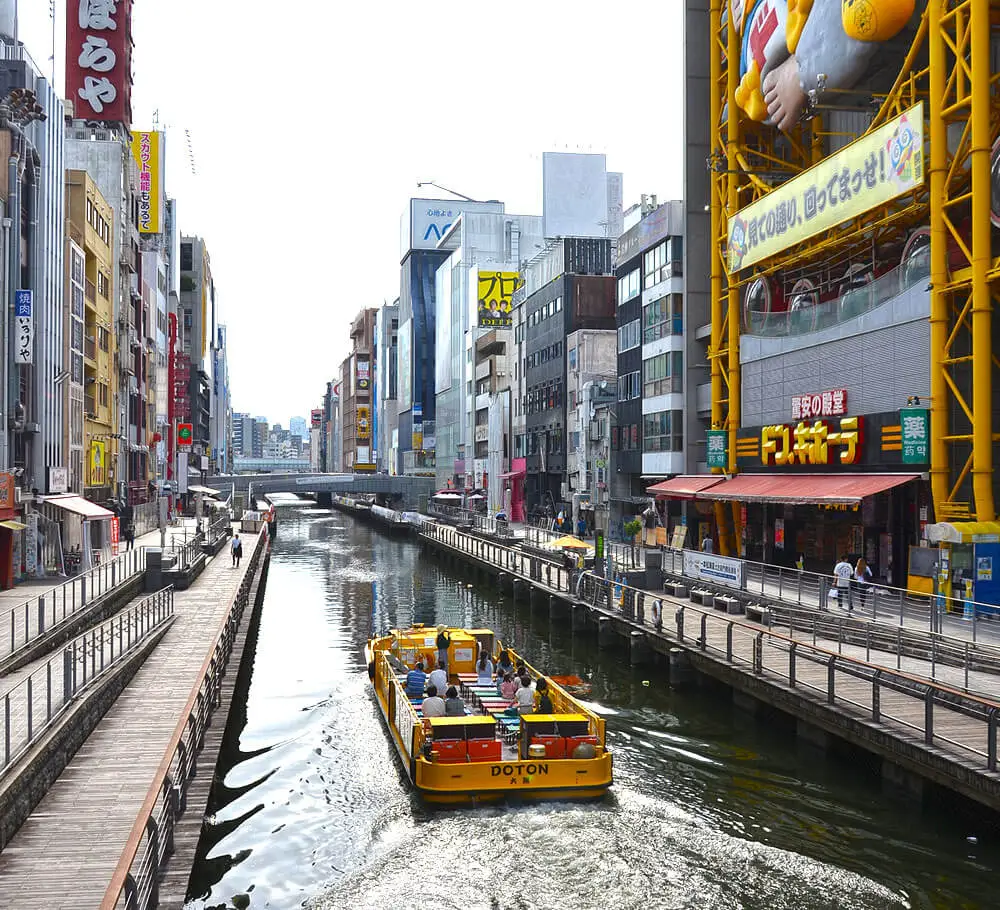 道頓堀の景色と運行する船
