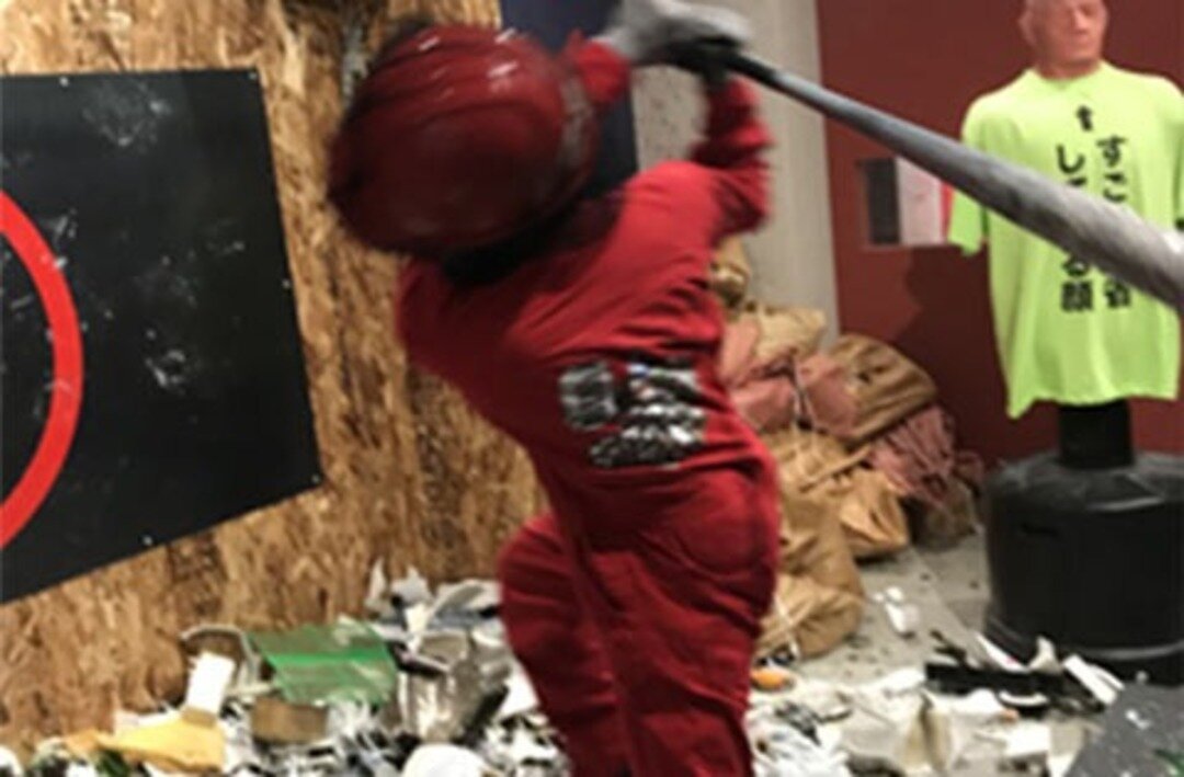 クラッシュボックスで思い切りアイテムを破壊する人