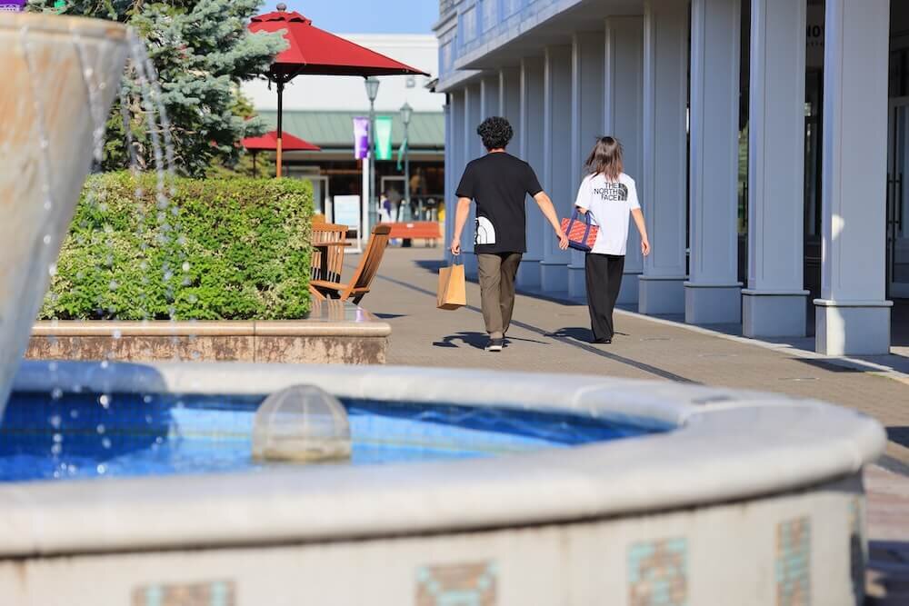 佐野プレミアム・アウトレットで買い物をするカップル