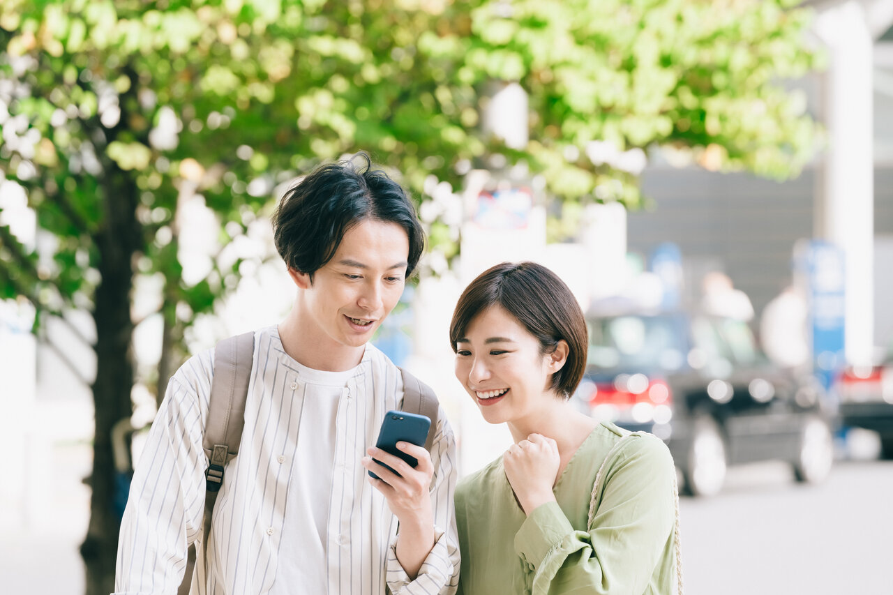 スマートフォンを見るカップル