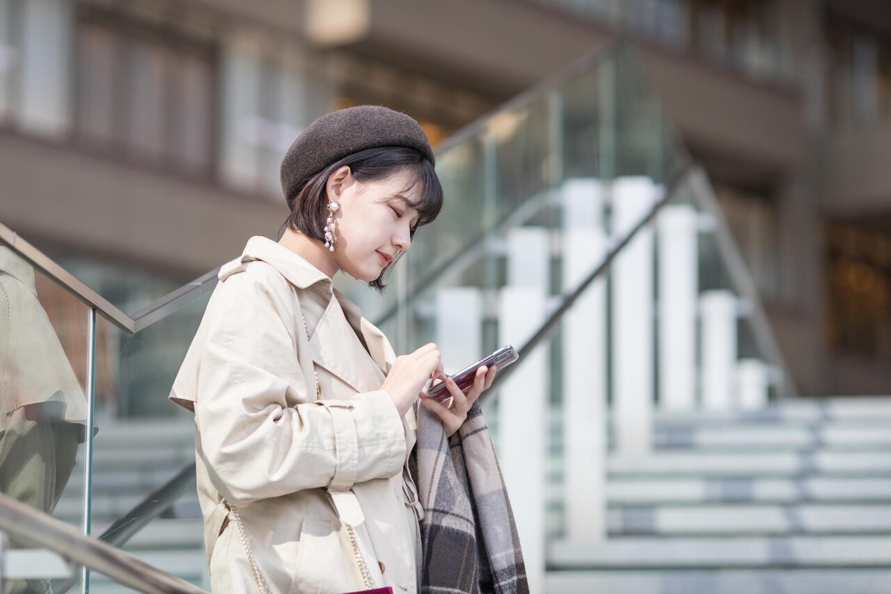 ベレー帽をかぶった女性