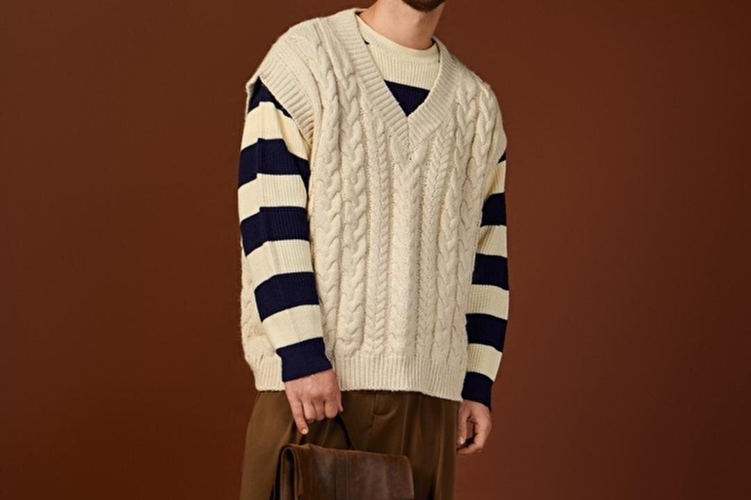 ニットトップスを着た男性