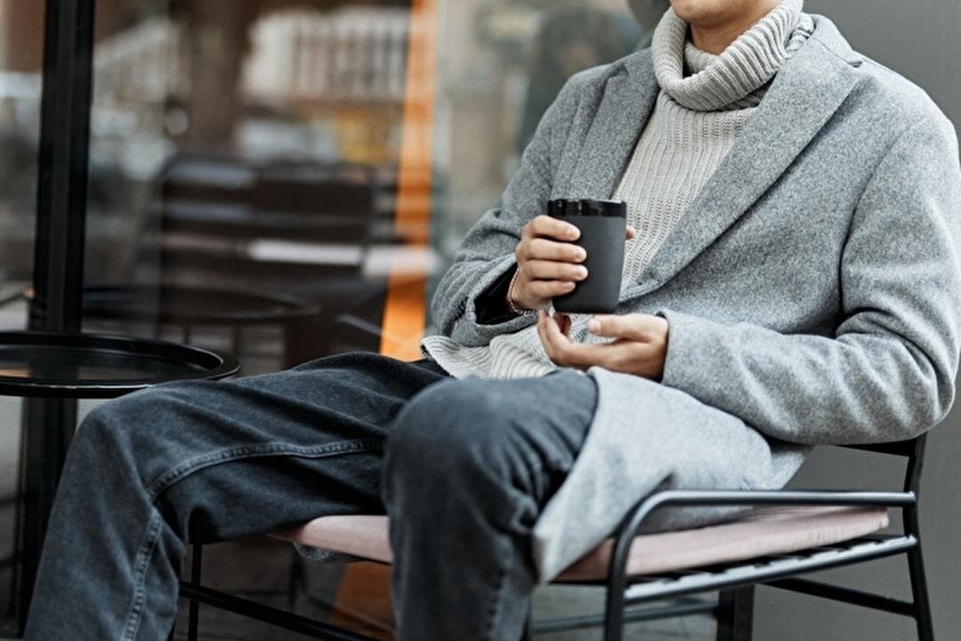 デニムパンツをはいた男性