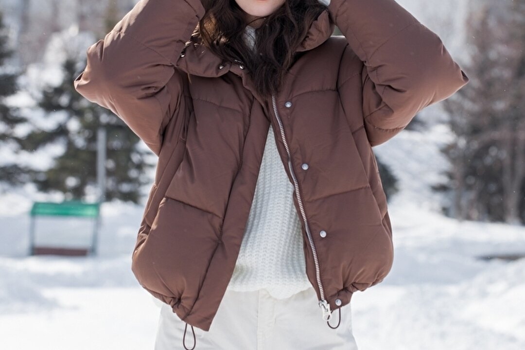 ダウンジャケットを着た女性