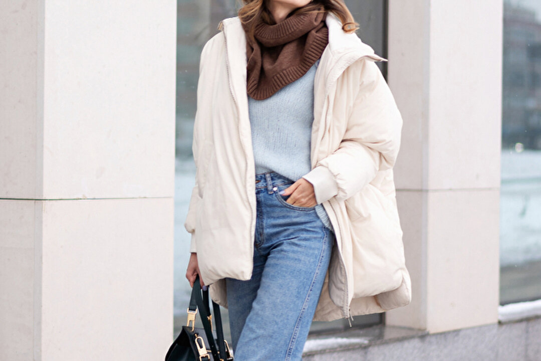 ダウンジャケット×デニムパンツのコーデ