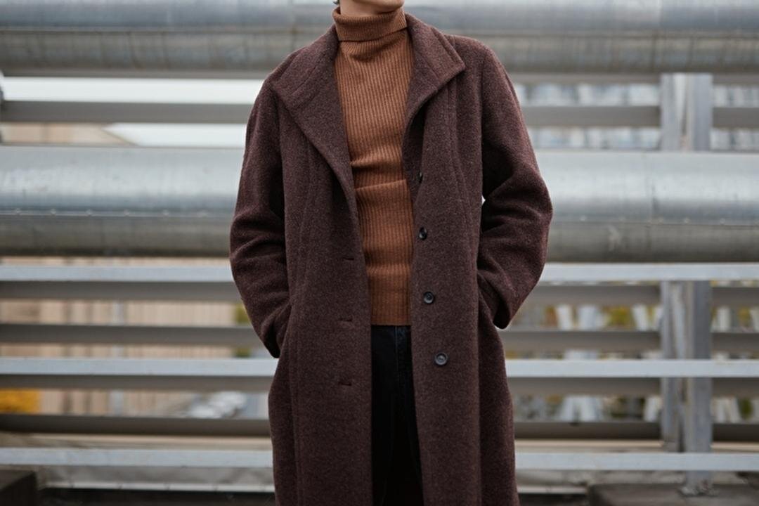 コート×タートルネックニットのコーデ