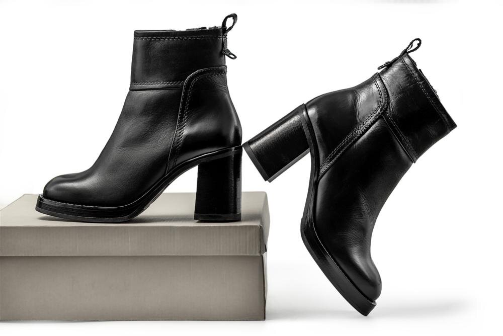 黒のレザーブーツ