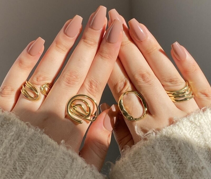 ゴールドのリングを身に着けた女性