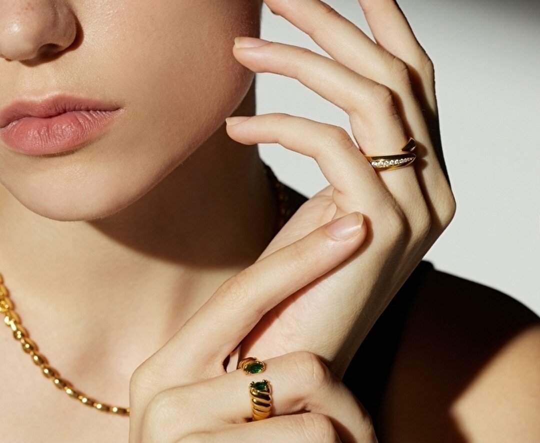 ゴールドのジュエリーを着けた女性