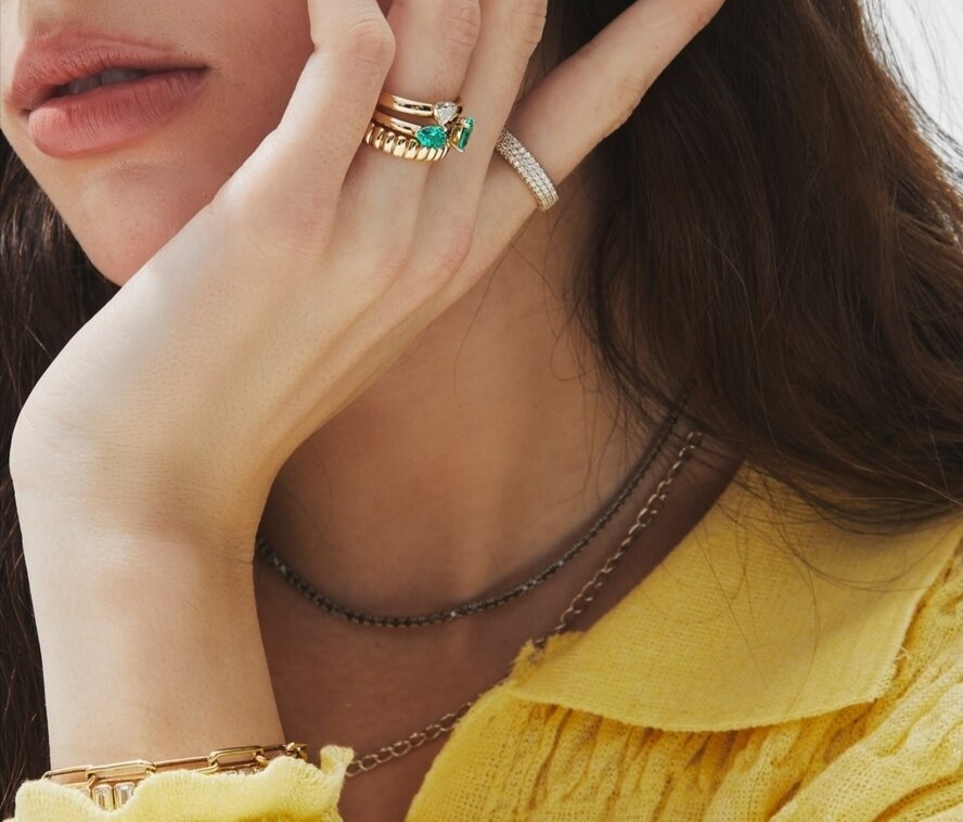 ゴールドとシルバーのジュエリーを着けた女性