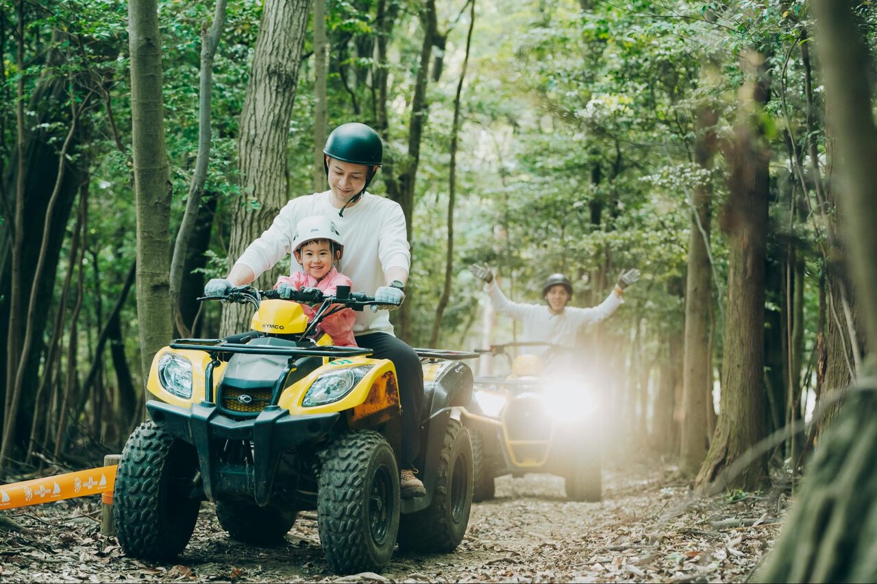 カモシカバギーを楽しむ親子