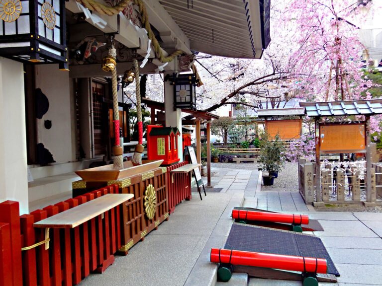 露天神社の外観