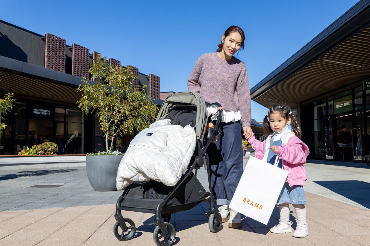 ふかや花園プレミアム・アウトレットを訪れた親子