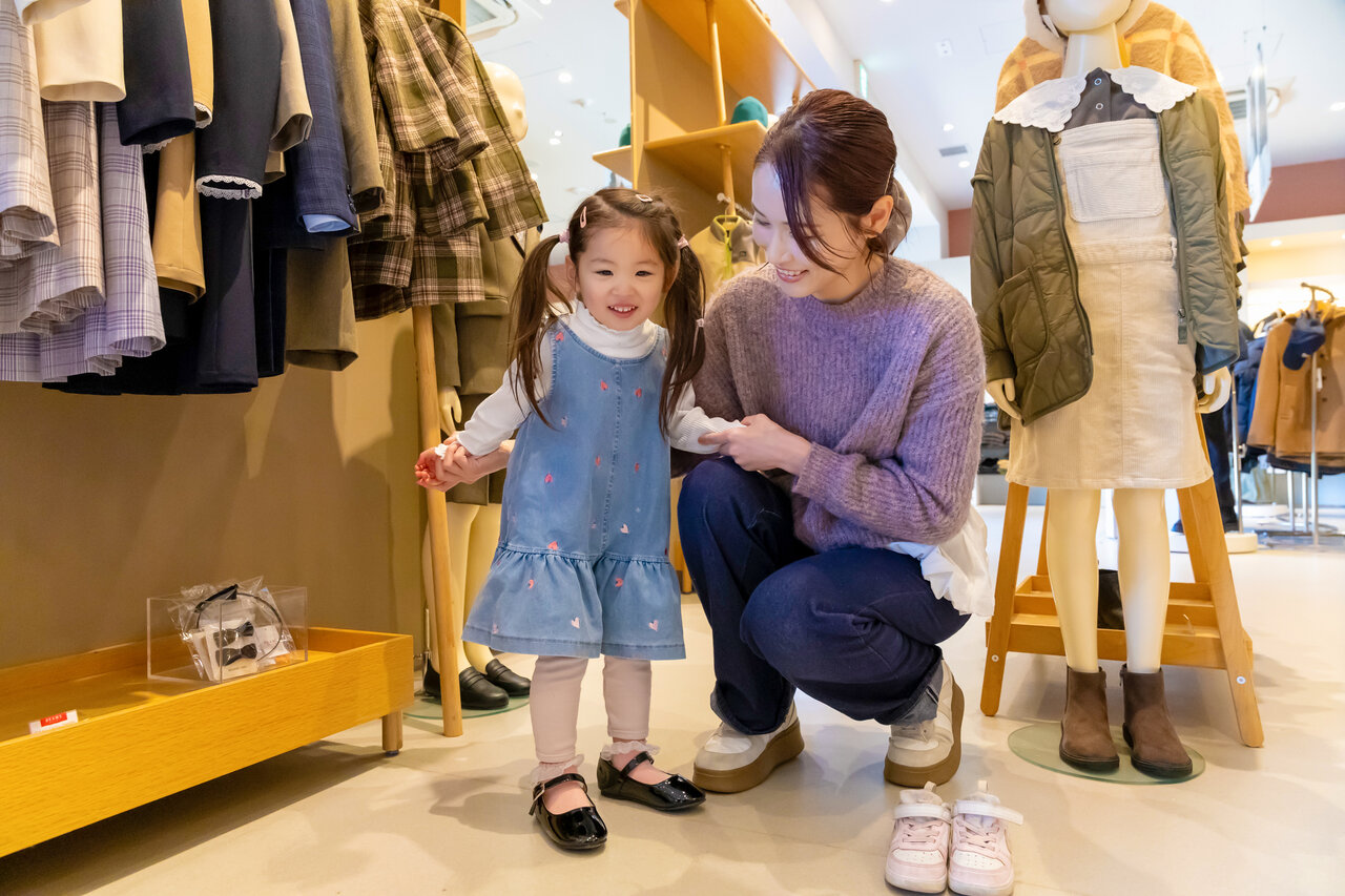 Beamsの店内にいる親子