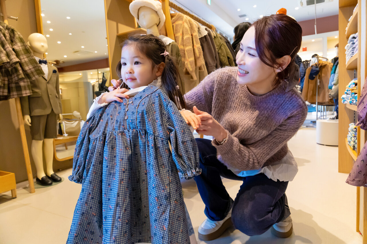 ワンピースを持つ女の子