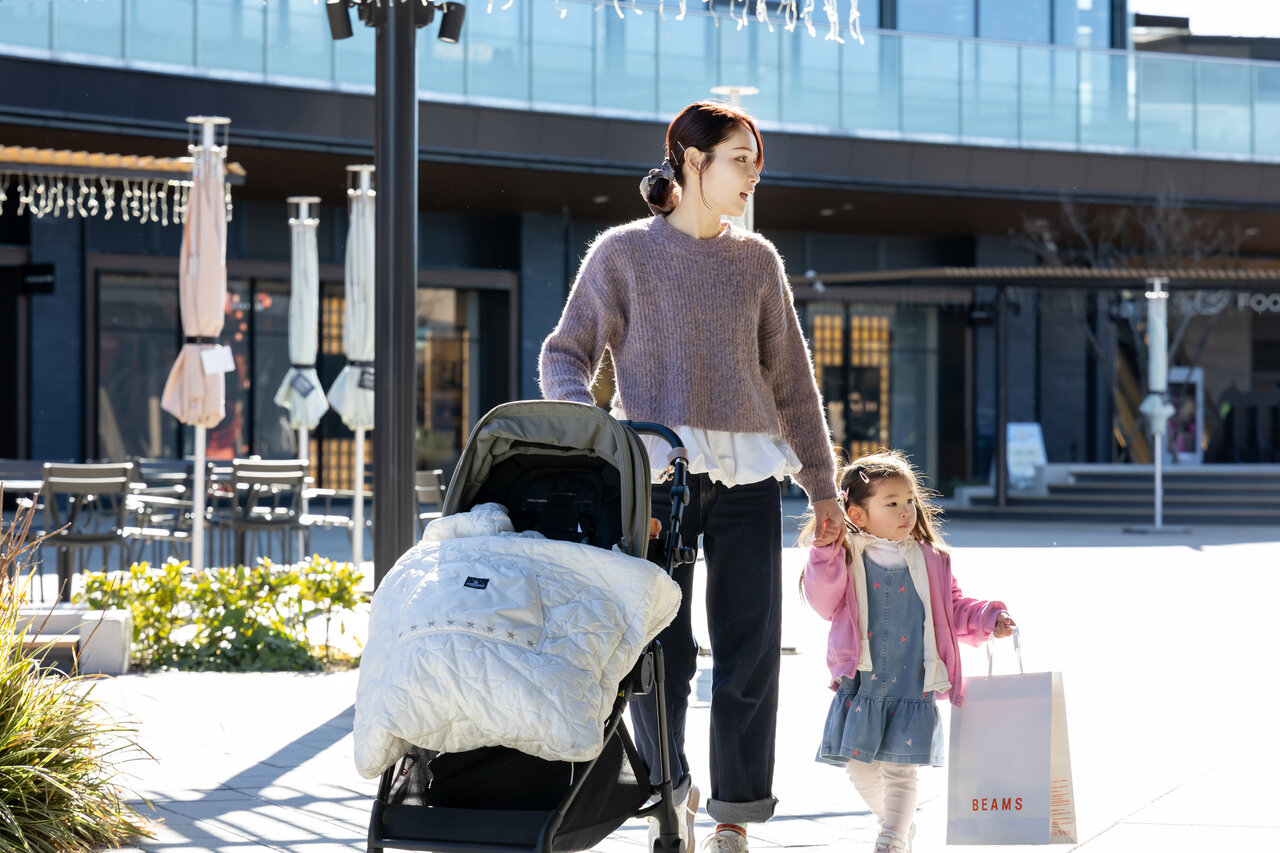 ベビーカーを持った親子