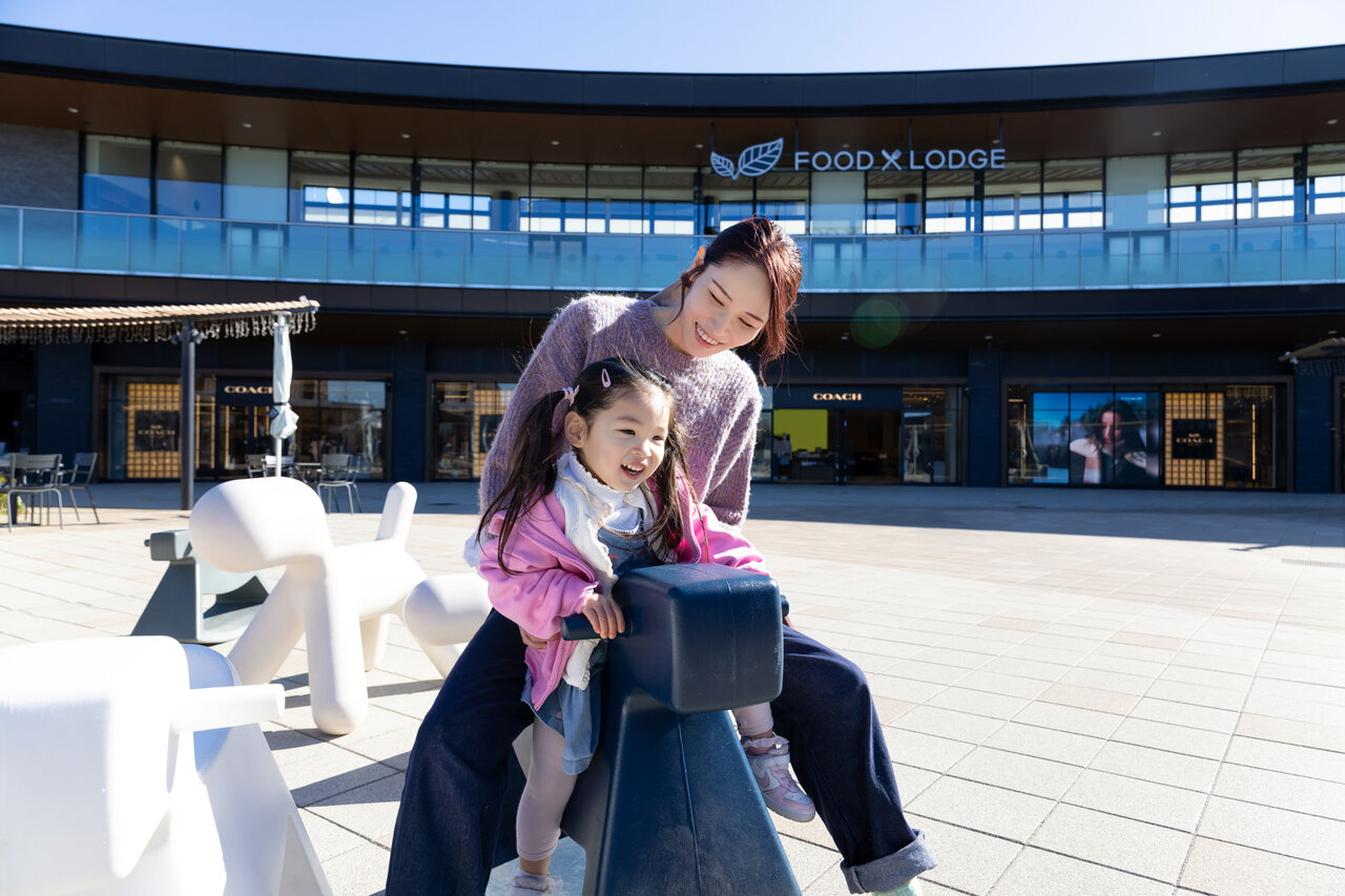 ブロックに乗った親子