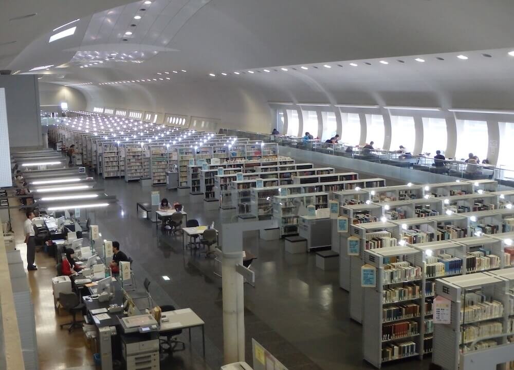 宮城県図書館の明るくスタイリッシュな館内