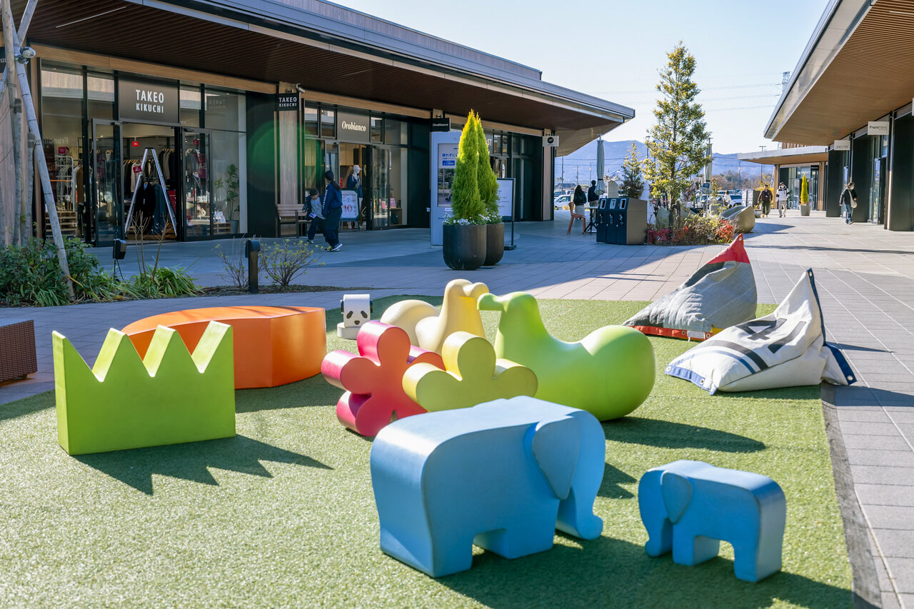 芝生広場に置かれたブロック