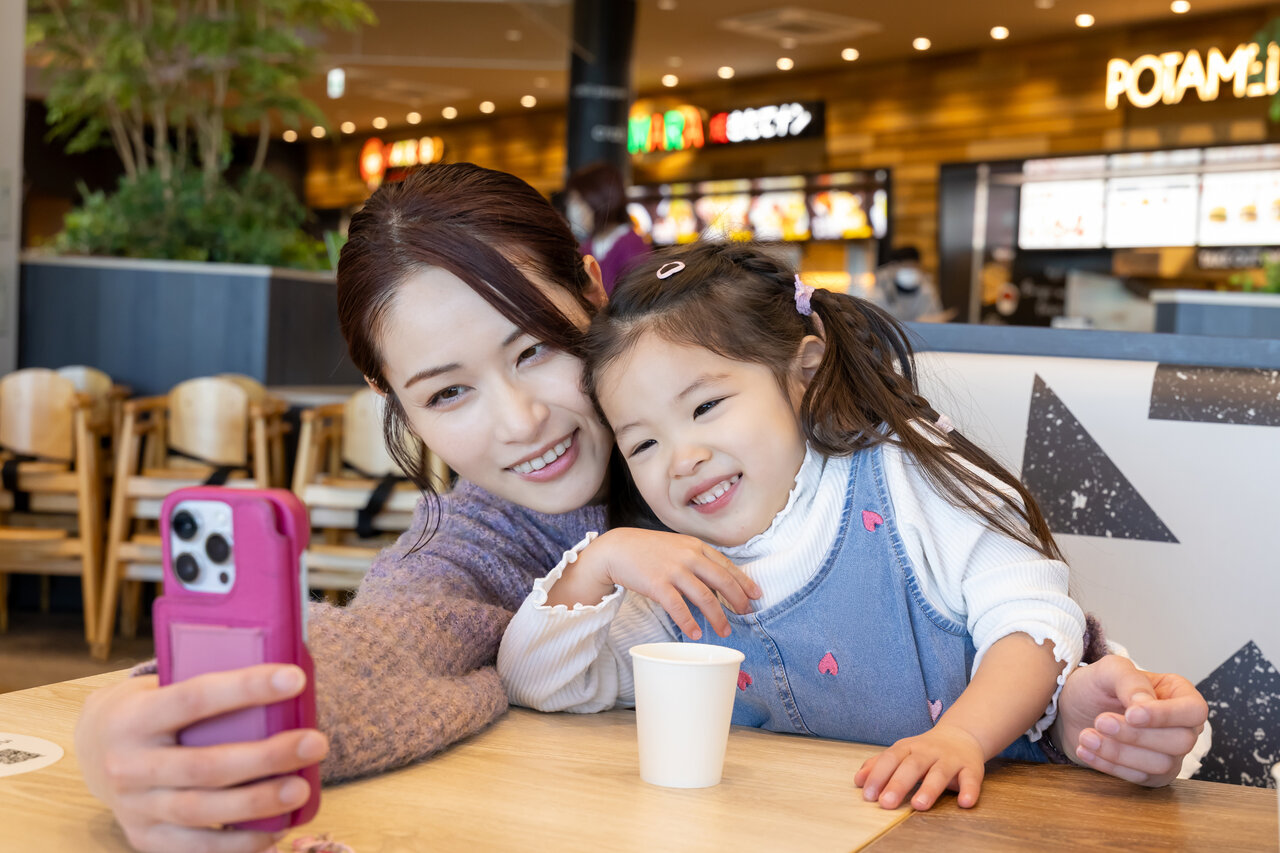 スマホを眺める親子