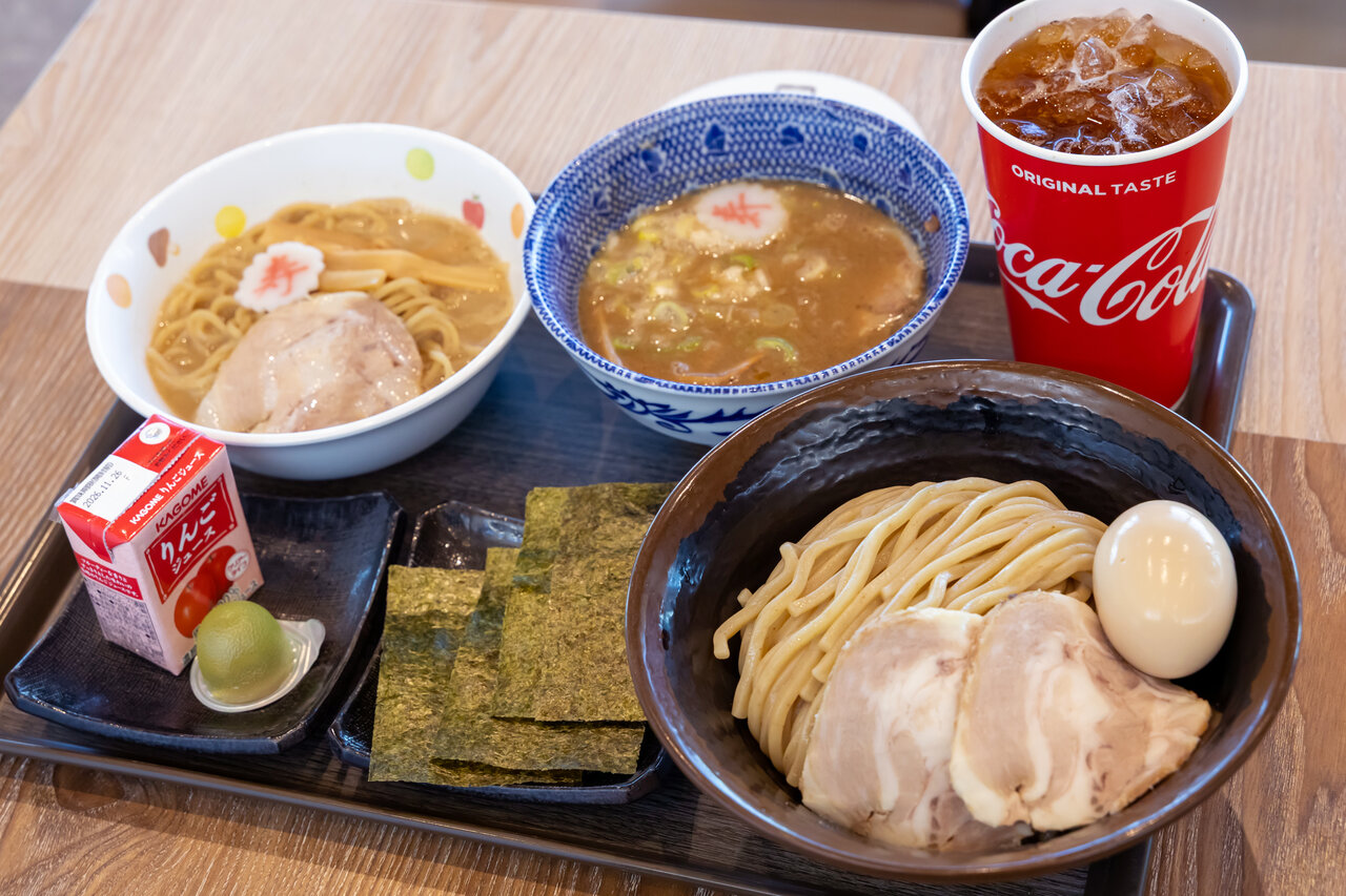 トレーにのったつけめんとらーめん