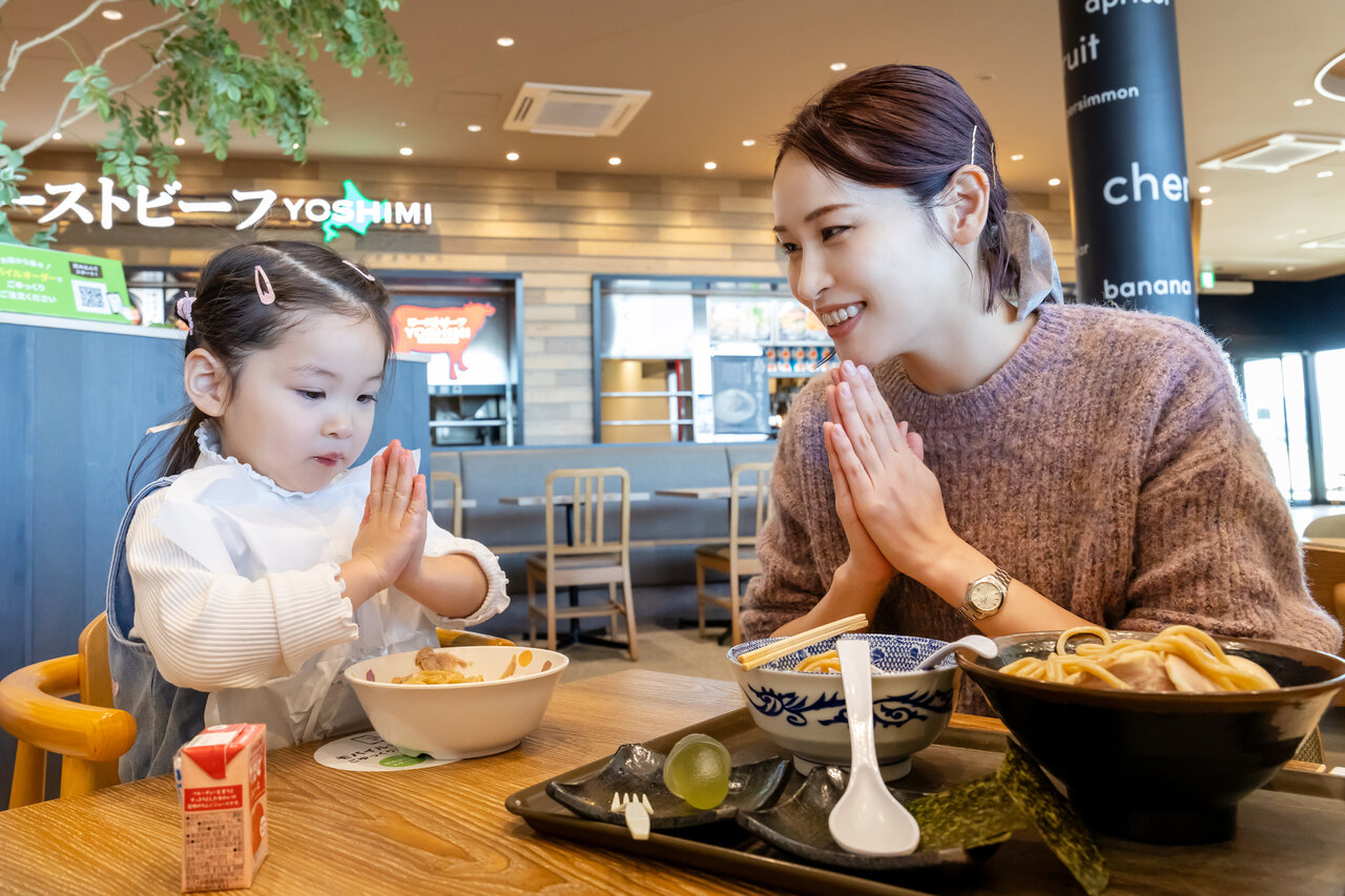 手を合わせる親子