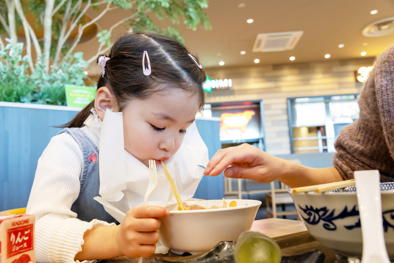 お子様らーめんを食べる女の子