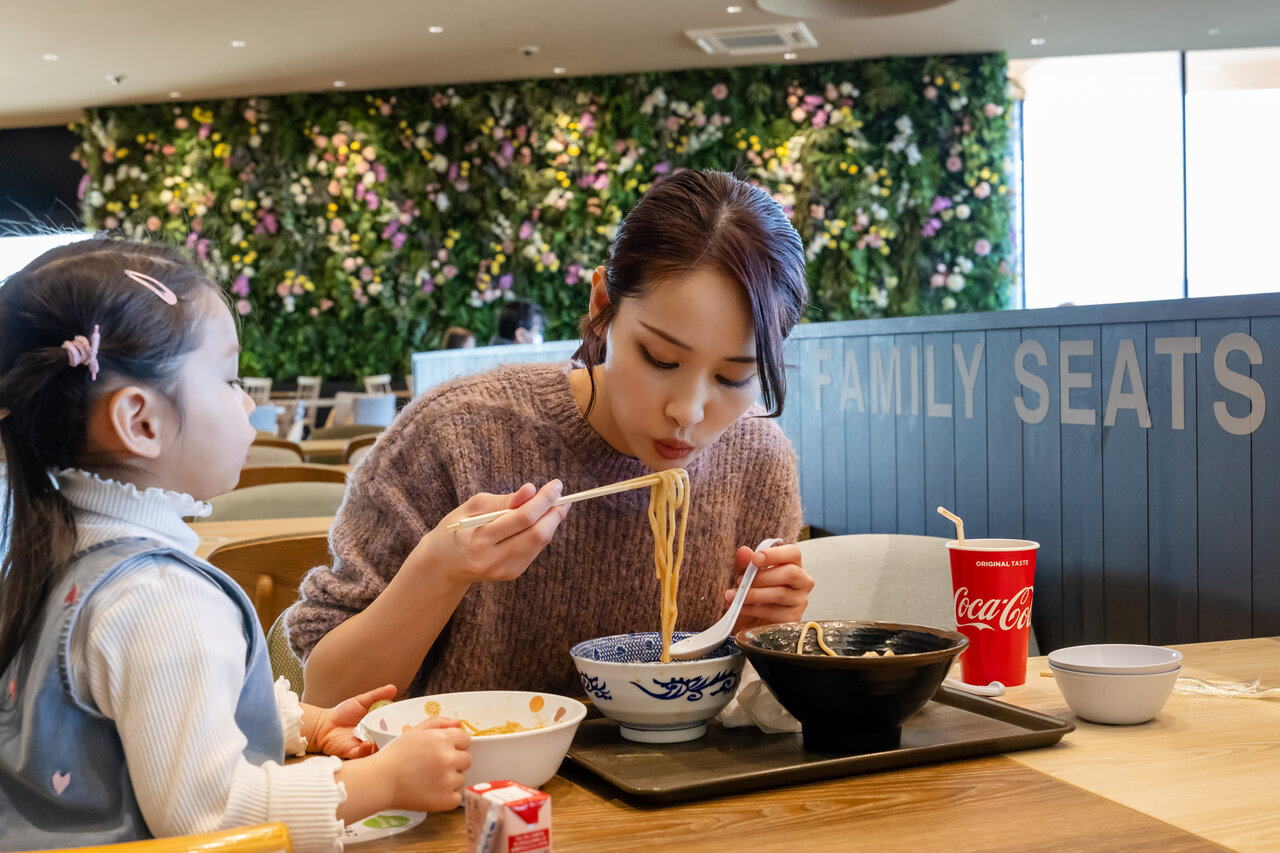 つけめんを食べる女性