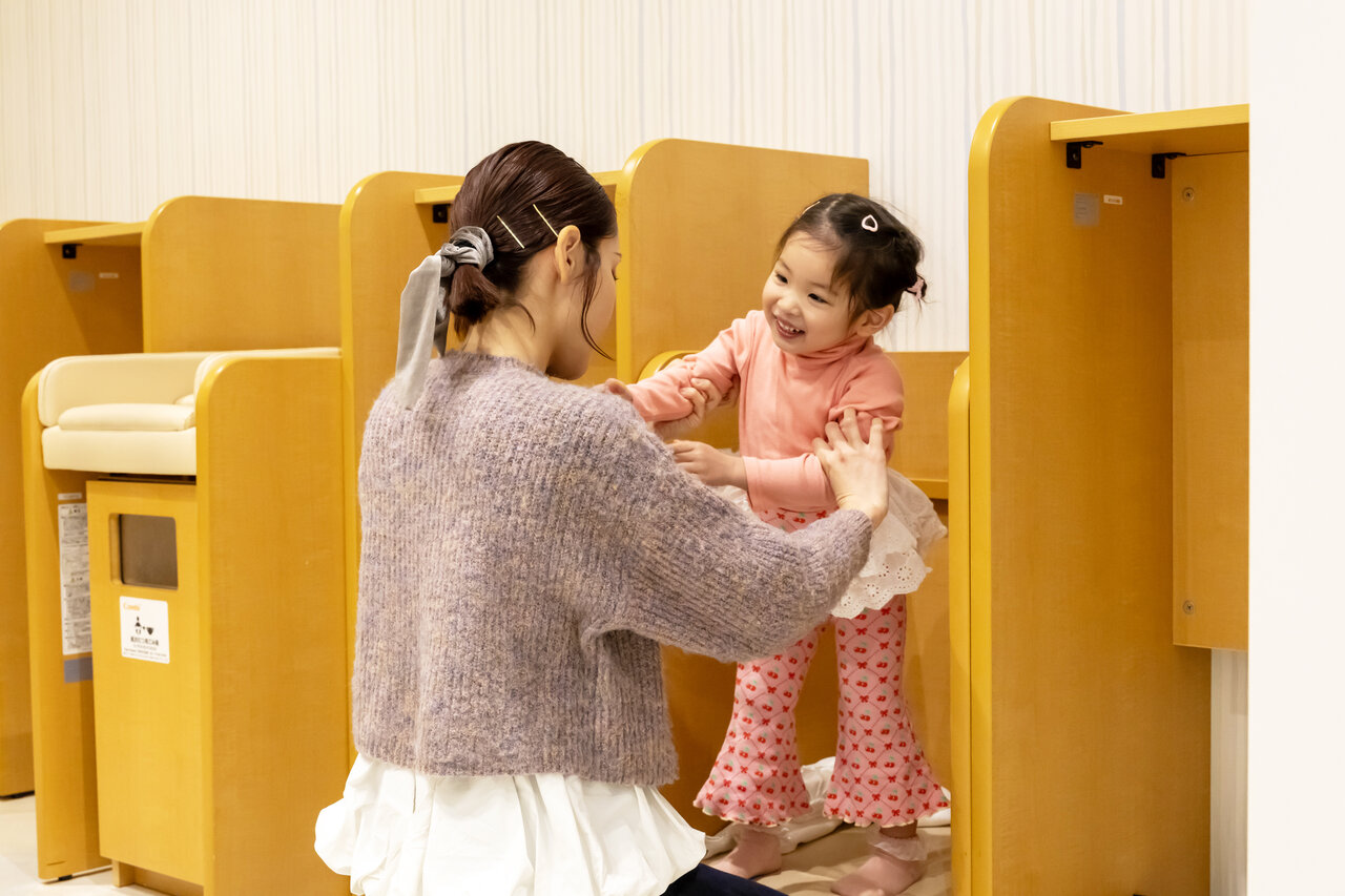 お着替えをする親子