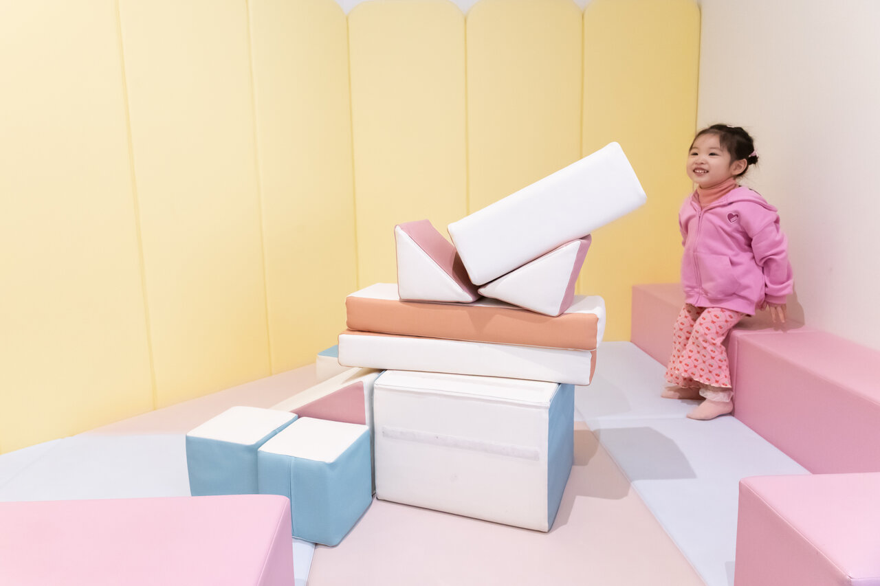 ベビールームで遊ぶ女の子