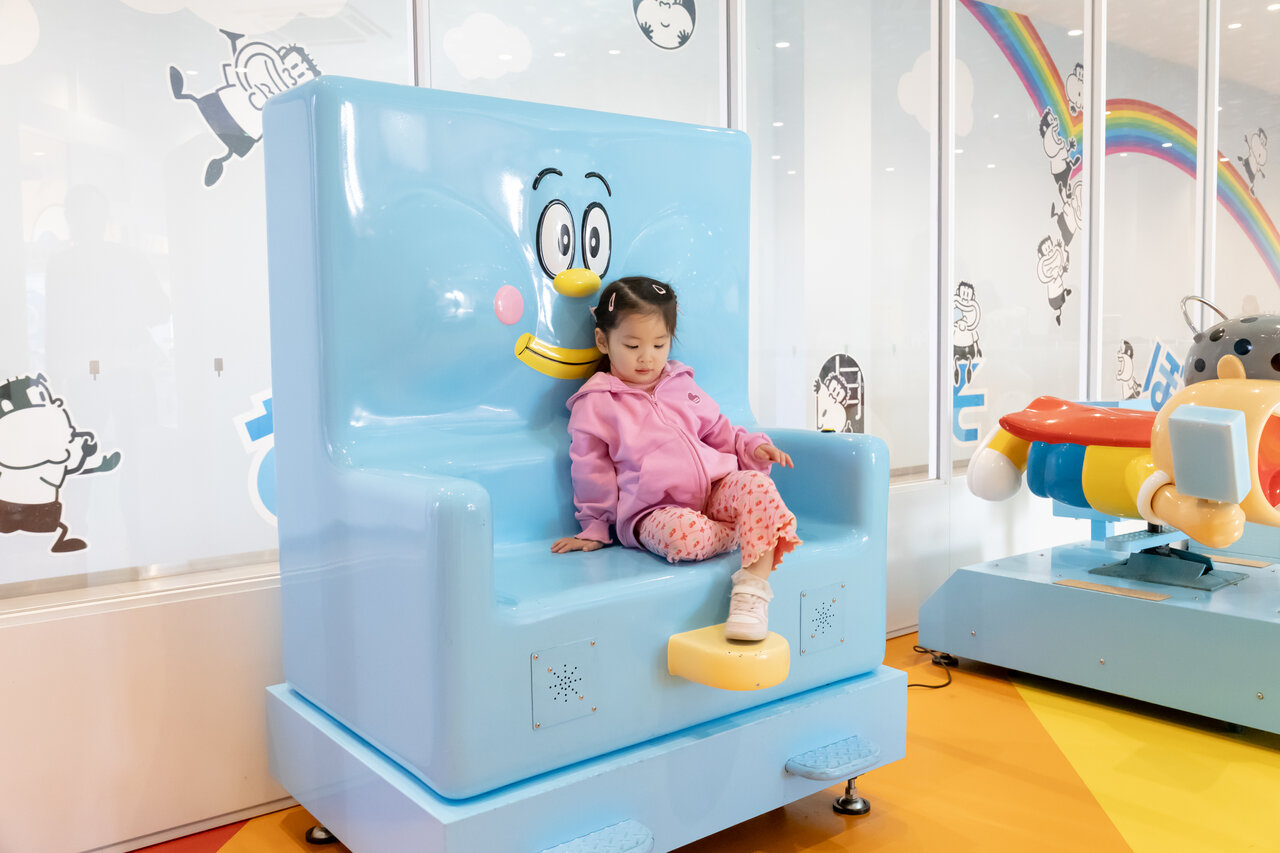 アイスのオブジェに座る女の子