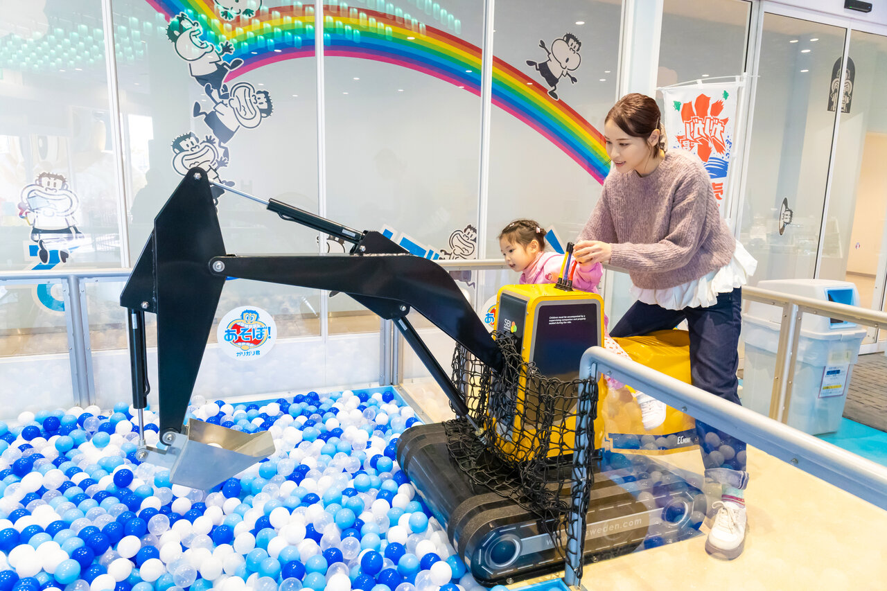 ショベルカー乗車体験を楽しむ親子