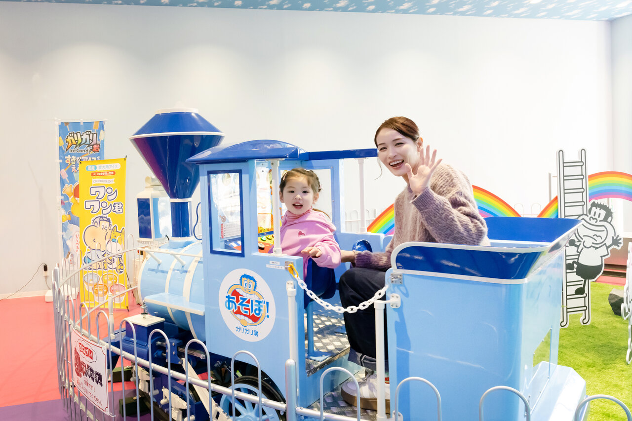 トレインに乗って手を振る親子