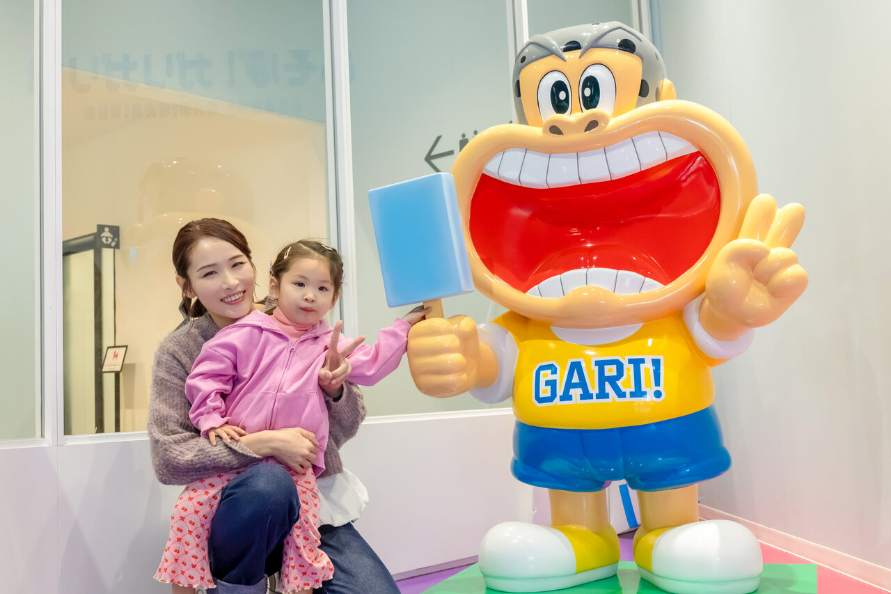 ガリガリ君と写真を撮る親子