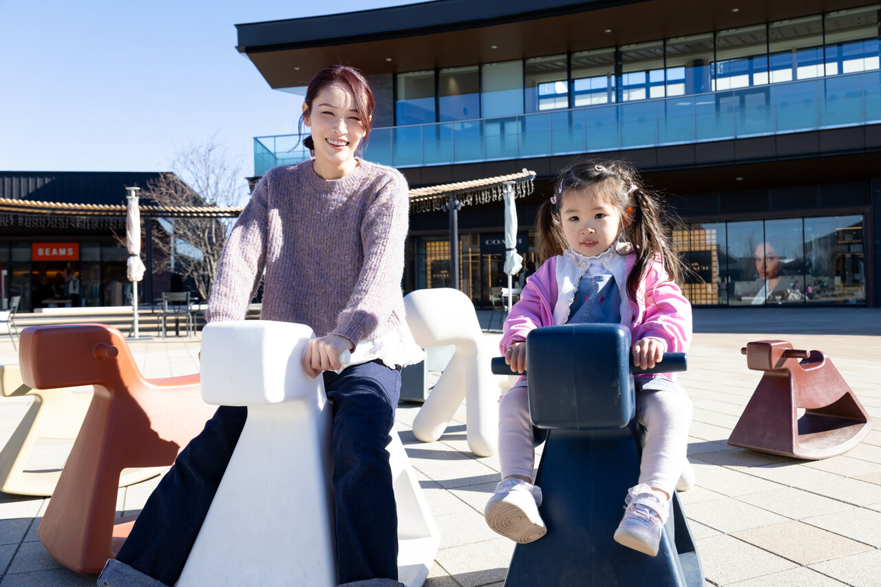 アウトレット内のブロックに乗った親子