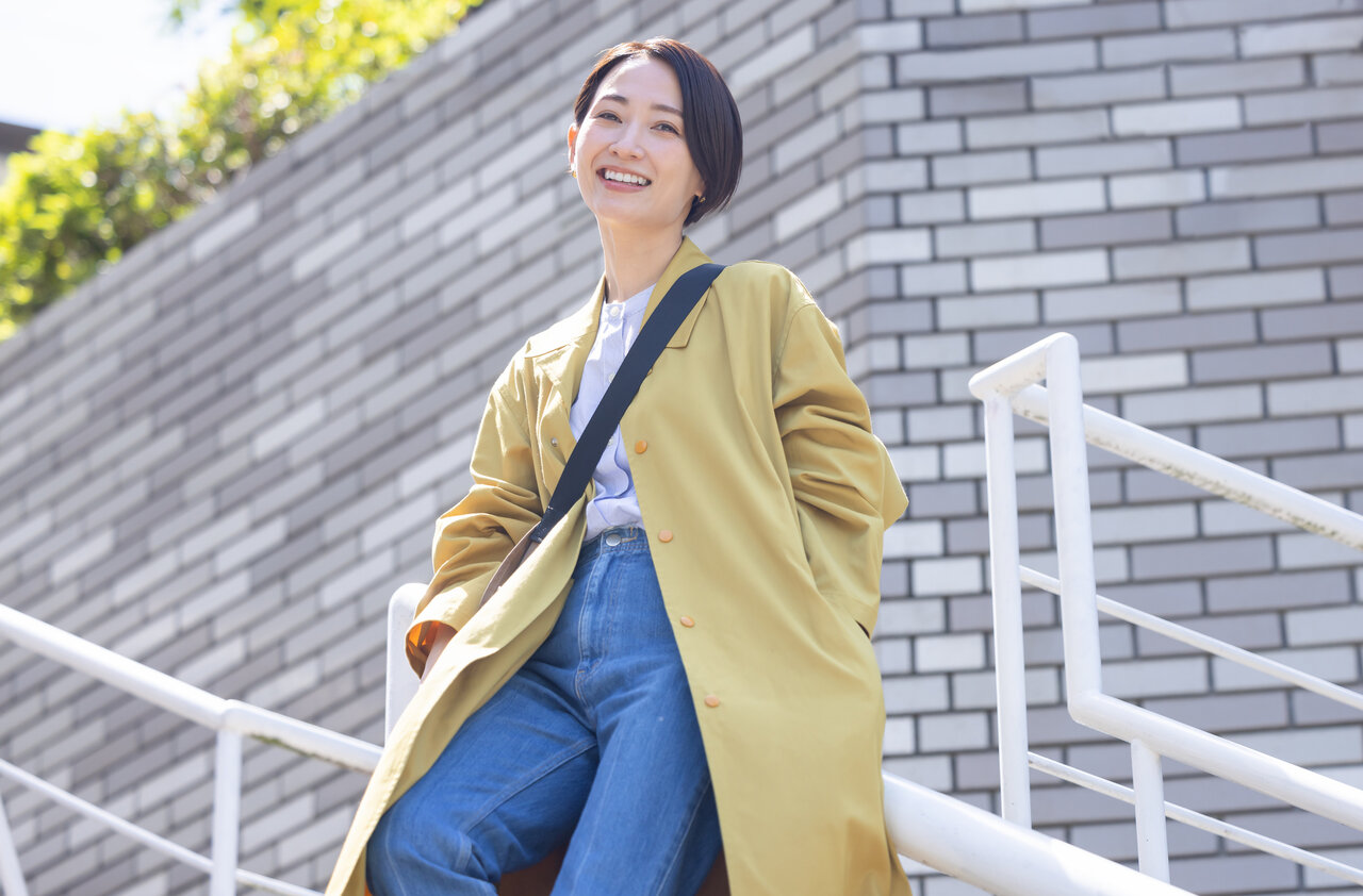 スプリングコートを羽織った女性