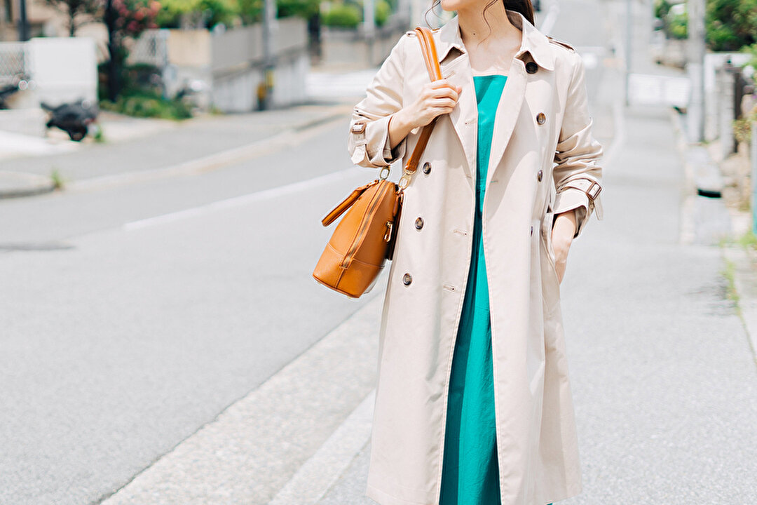 トレンチコートを着た女性
