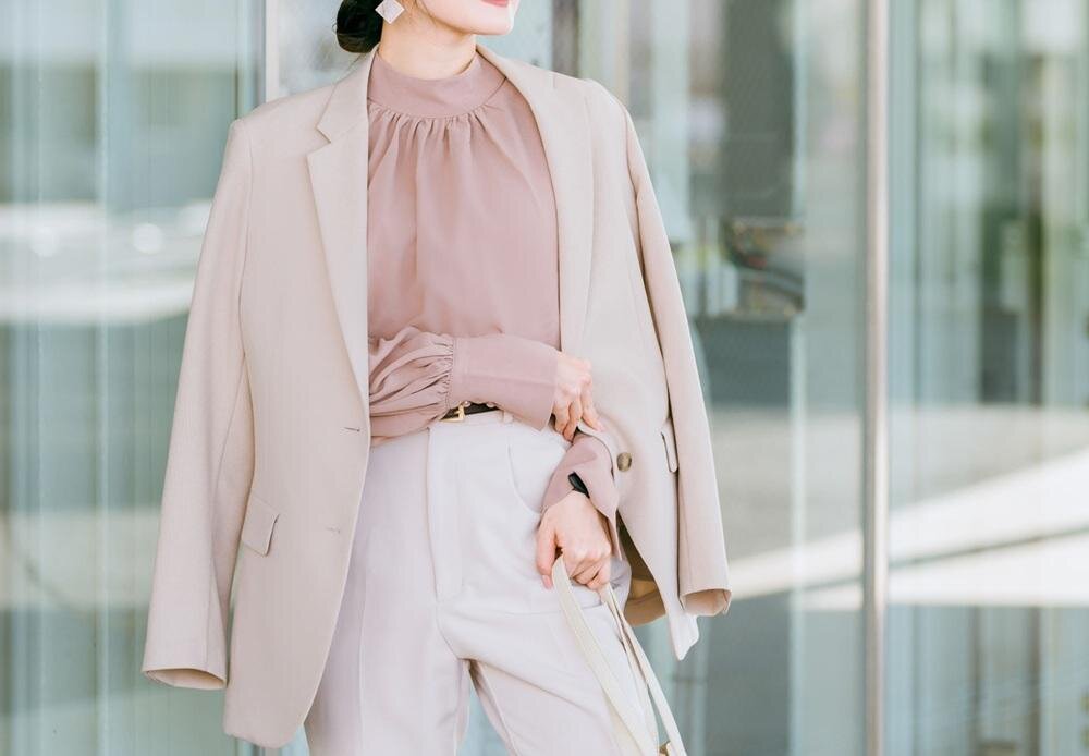 テーラードジャケットを羽織った女性