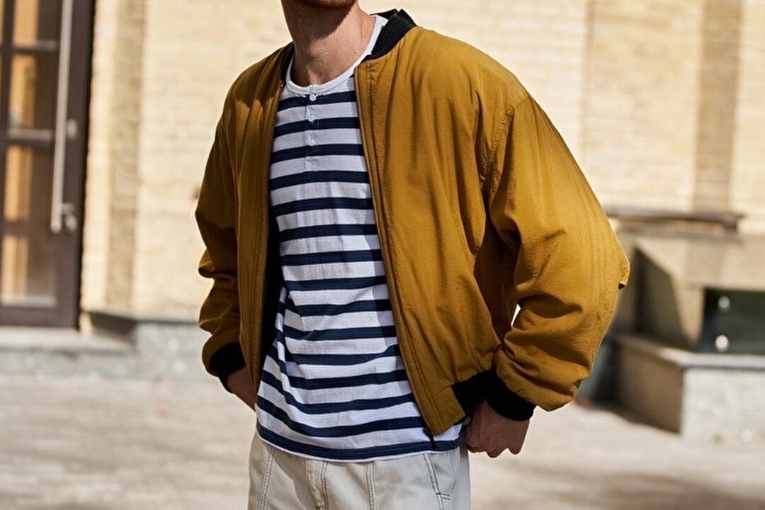 ブルゾンを着た男性