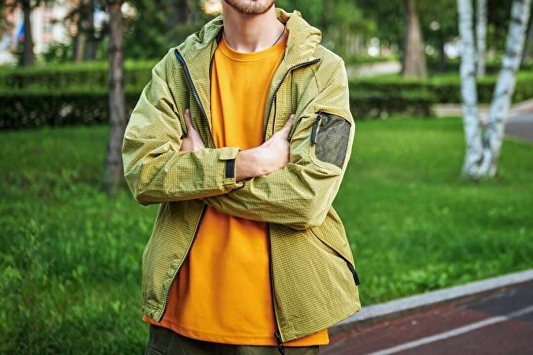 マウンテンパーカーを着た男性