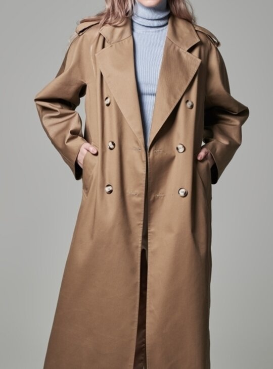 トレンチコート×春色ニットのレディースコーデ