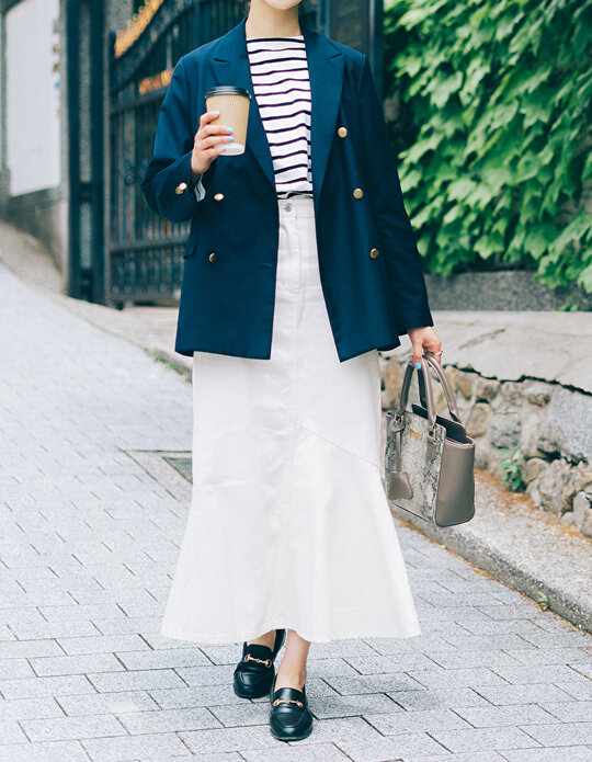 テーラードジャケット×スカートのレディースコーデ