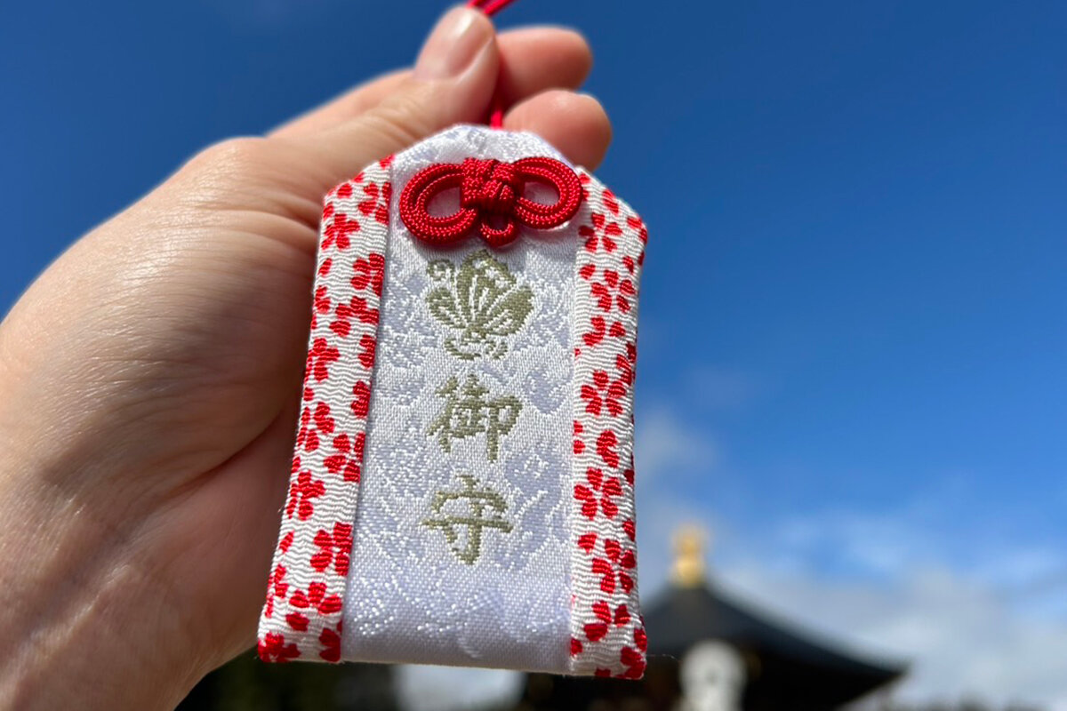 春限定のお守り袋を持つ手