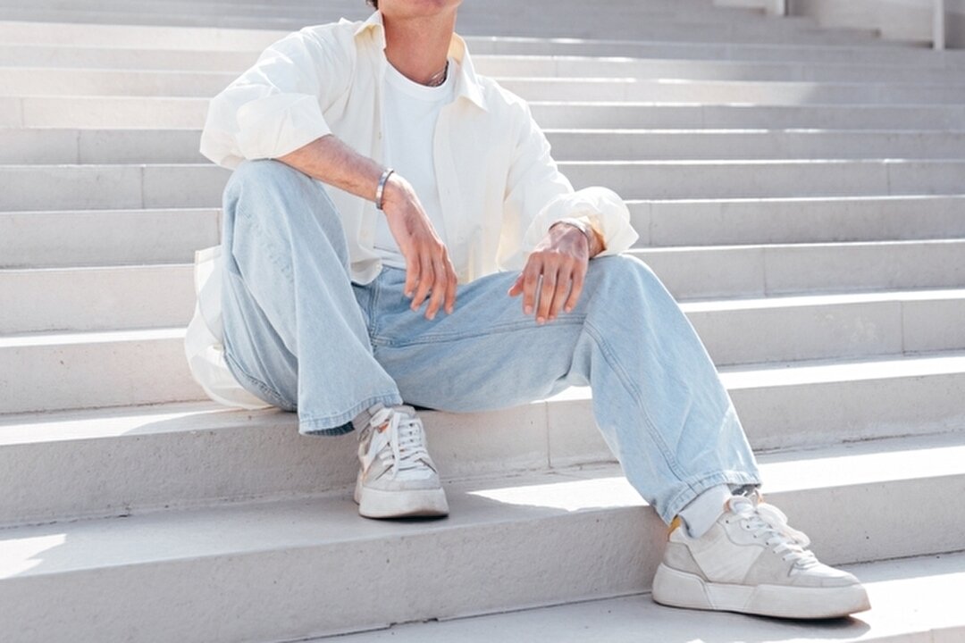 カジュアルスタイルの男性