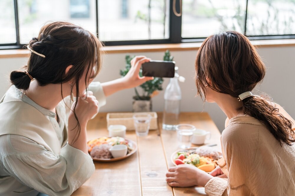 カフェでくつろぐ2人の女性
