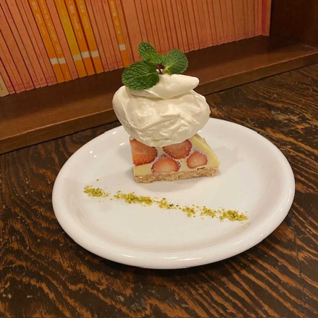 Café青山文庫-本と珈琲とインクの匂い-の苺とホワイトチョコのマウンテンケーキ