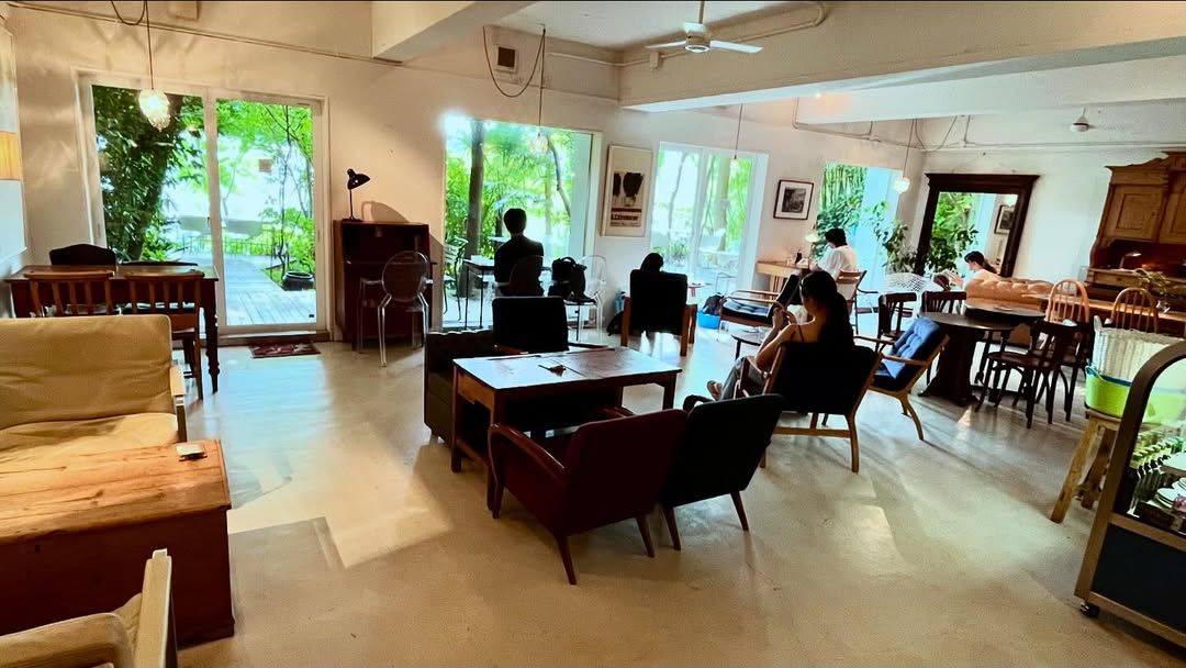 カフェ モーツァルト アトリエの店内