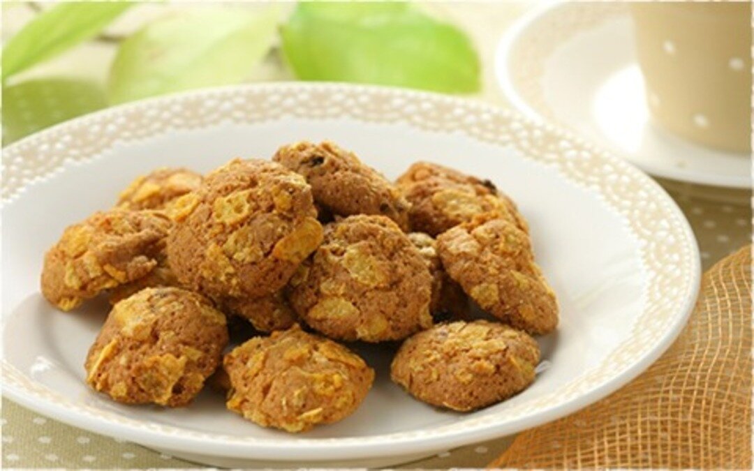 お皿に盛り付けられたまるたや洋菓子店のあげ潮