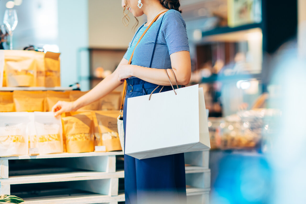 ショッピングバッグを持つ女性